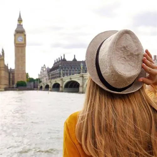 Женщина смотрит на Биг Бен в Лондоне