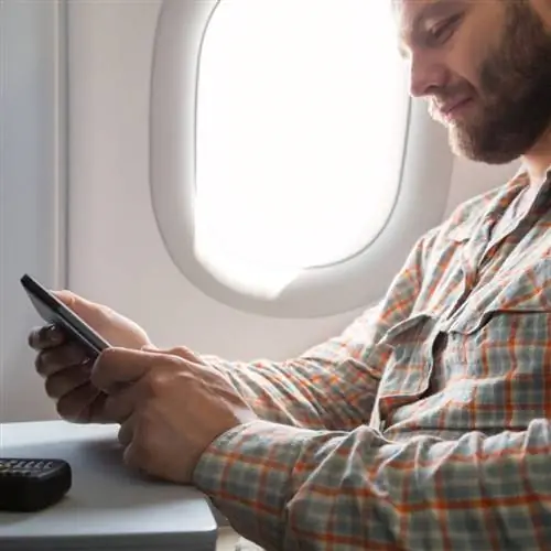 Мужчина пользуется Wi-Fi в самолете