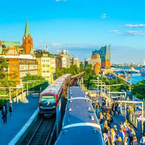 Поезда метро собирают пассажиров в Гамбурге, Германия