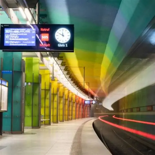 Красочная станция метро в Мюнхене, Германия.