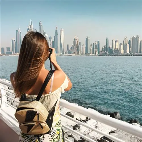 Женщина фотографирует горизонт Дубая
