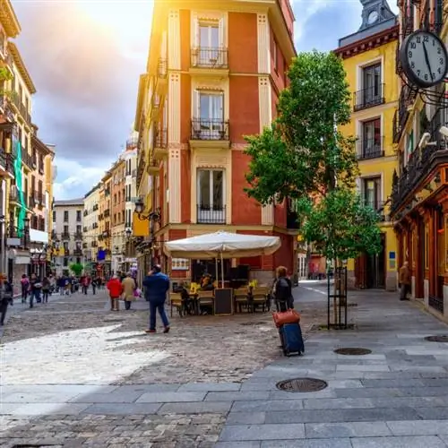 Красочные здания и переулки Мадрида