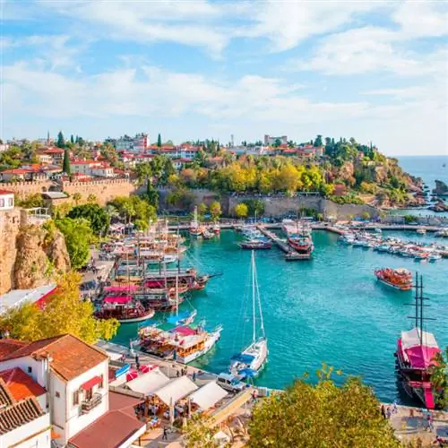 Вид на парусники в гавани Антальи, Турция.