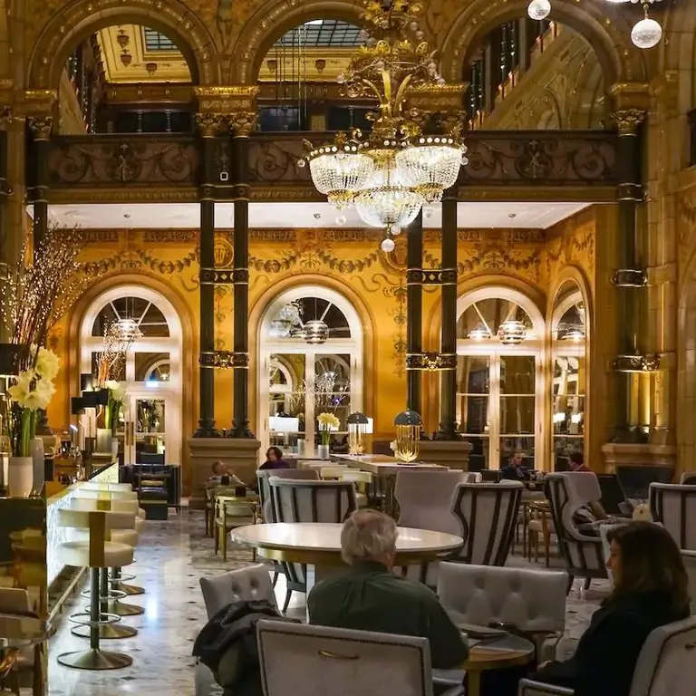 Интерьер старого кафе в отеле Парижа, Франция.