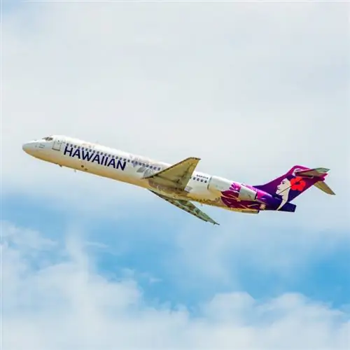 Боинг 717 в небе Hawiian Airlines
