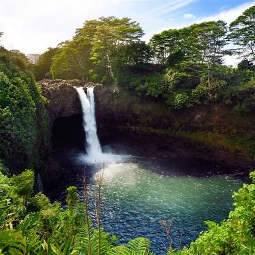 Водопад Majesitc Rainbow Falls в Хило, государственный парк реки Вайлуку, Гавайи