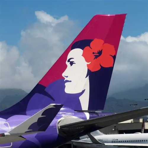 Хвост самолета Airbus 330 Hawaiian Airlines в международном аэропорту Гонолулу, остров Оаху, Гавайи, США