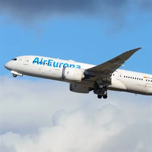 Air Europa Boeing 787 Dreamliner летит перед голубым небом.
