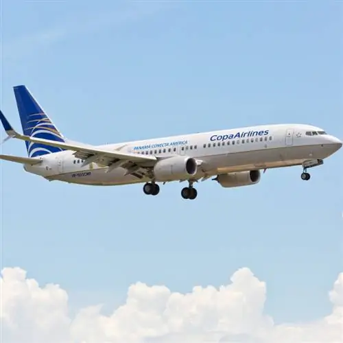 Боинг 737 Copa Airlines приземляется в международном аэропорту Майами. Copa Airlines - флагманский авиаперевозчик Панамы.