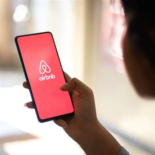 Приложение Airbnb на смартфоне