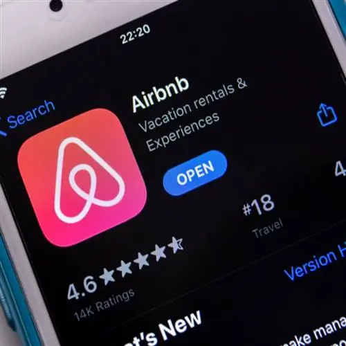 Приложение Airbnb на смартфоне