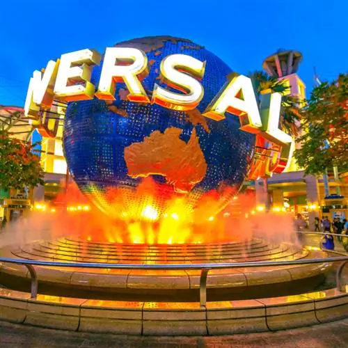Вывеска Universal Studios светится фонтаном