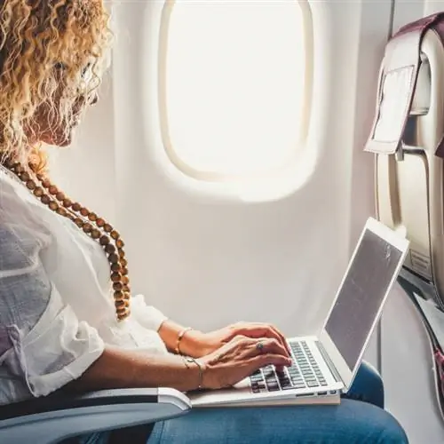 путешественник, использующий Wi-Fi в самолете