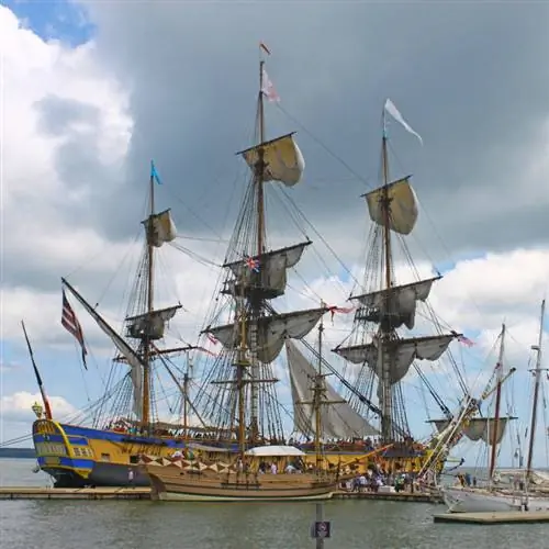 Реплика L'Hermione в Йорктауне, штат Вирджиния, для путешествия Лафайета «Гермиона Вояж» в 2015 году. Это историческая копия фрегата, на котором Лафайет отплыл в Америку в 1780 году.