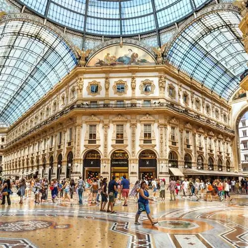 покупатели проходят через Galleria Vittorio Emanuele II в Милане