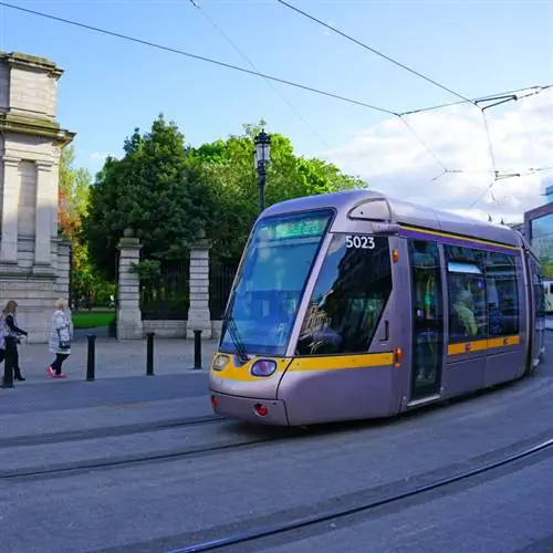 Дублинский трамвай LUAS проезжает по улицам Дублина.