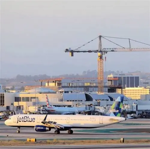 Самолет JetBlue на взлетно-посадочной полосе