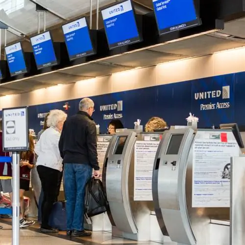 Пассажиры United Airlines в аэропорту Денвера