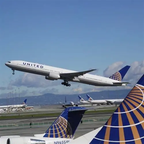 Самолет United Airlines взлетает Самолет United Airlines взлетает