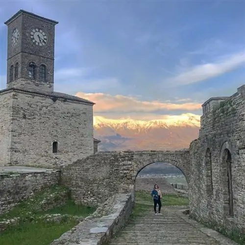 женщина, стоящая в замке Гирокастра, Албания