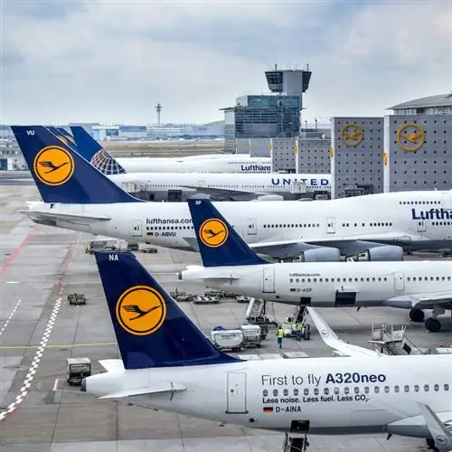 Вид с воздуха на самолеты Lufthansa, припаркованные в аэропорту Франкфурта (FRA), который является крупнейшим хабом Lufthansa. Вид с воздуха на самолеты Lufthansa, припаркованные в аэропорту Франкфурта (FRA), который является крупнейшим хабом Lufthansa.