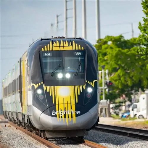 Телефотосъемка поезда Brightline на путях. Телефотосъемка поезда Brightline на путях.