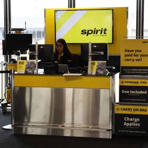 Работник авиакомпании Spirit Airlines в аэропорту