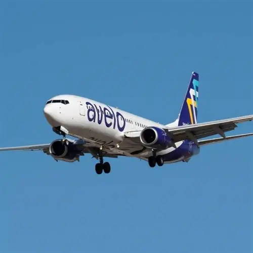 самолет авиакомпании avelo Airlines летит