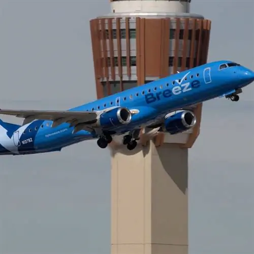 Самолет Breeze Airways взлетает