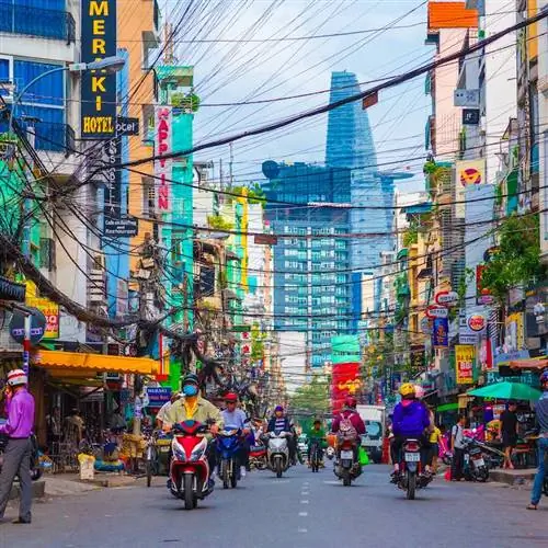 люди едут на мотоциклах по улице Буй Вьен в Хошимине, Вьетнам