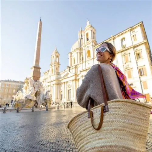 Женщина гуляет по площади Навона в Риме в солнечный день