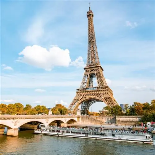 Вид на Эйфелеву башню на реке Сена осенью в Париже