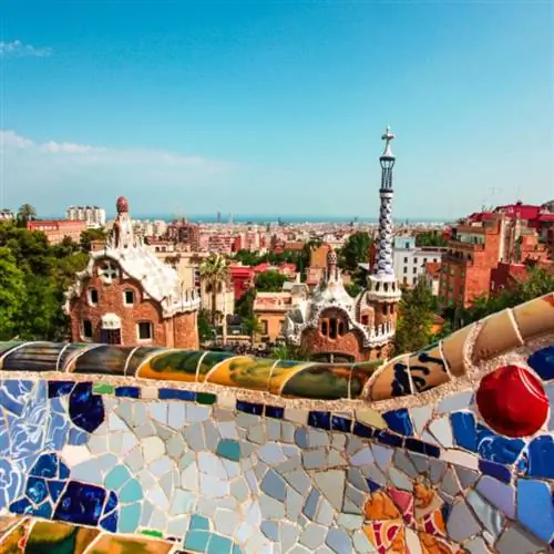 парк Гуэль барселона испания красочная скамейка