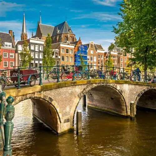 Амстердамский канал с мостом