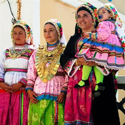 Греческие женщины в традиционной одежде