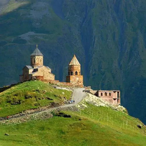 Древняя церковь Гергети на вершине горы недалеко от Степанцминды, Грузия, в Кавказском регионе Восточной Европы