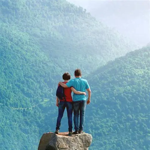 Пара, обнимающаяся на вершине горы в Армении, Кавказский регион