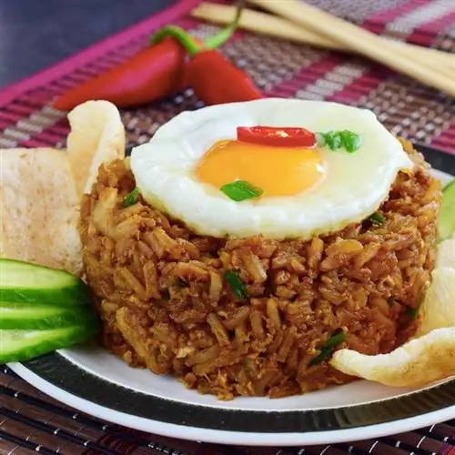тарелка Наси Горенг, основного блюда Индонезии.