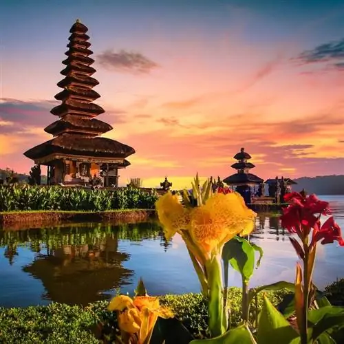 Пура Улун Дану Братан, индуистский храм на озере Братан на рассвете на Бали, Индонезия.