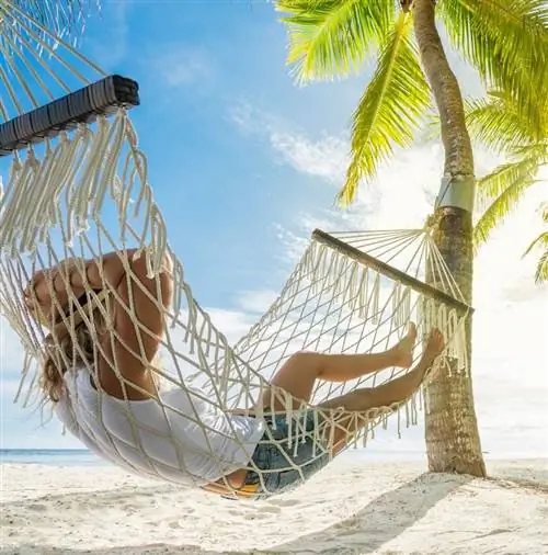 Женщина отдыхает на пляже в гамаке, путешествие по Карибскому морю