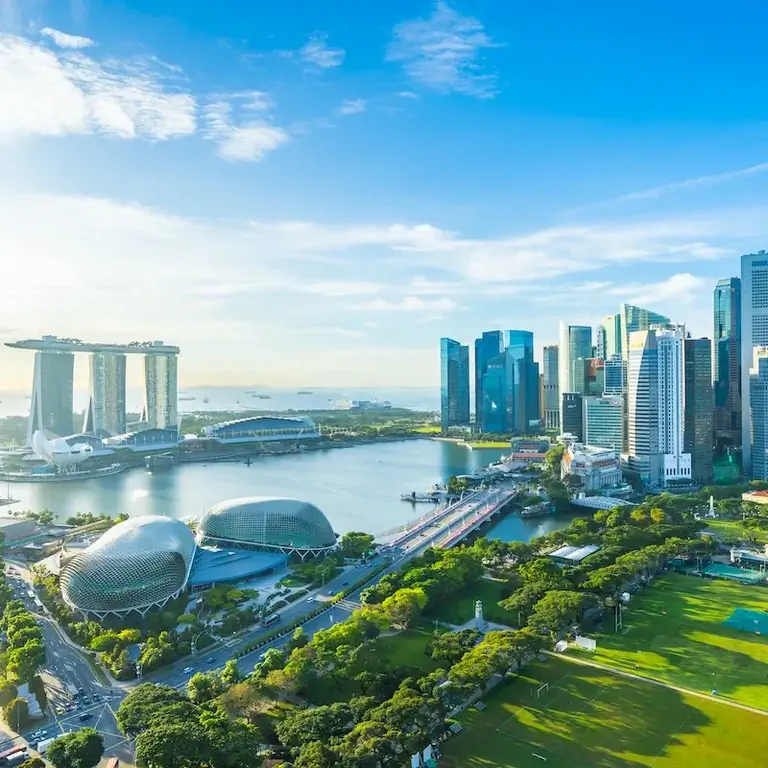 Красивая архитектура здания внешний городской пейзаж в Сингапуре город с белым облаком на голубом небе