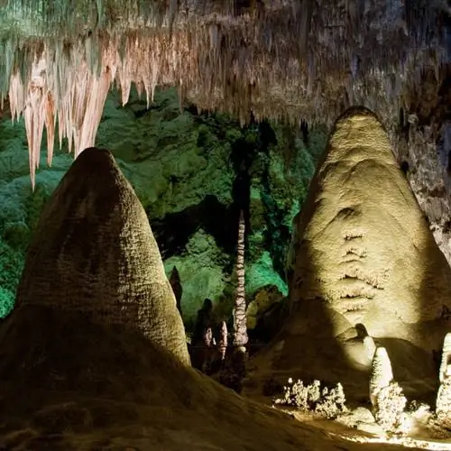 Сталактиты в национальном парке Карловарская пещера