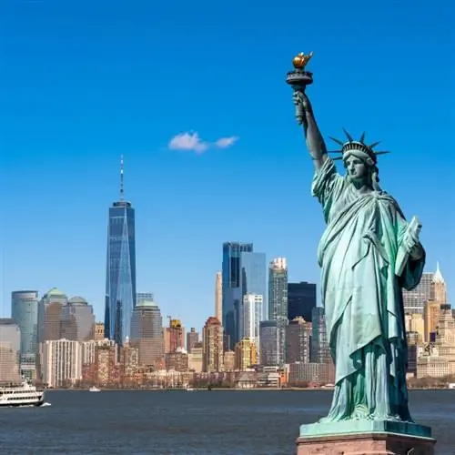 Статуя Свободы в гавани Нью-Йорка