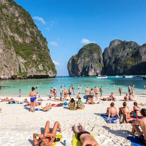 Любители пляжного отдыха наслаждаются солнечным днем на тропическом пляже на острове Пхукет, Таиланд, Концепция путешествия в Юго-Восточную Азию