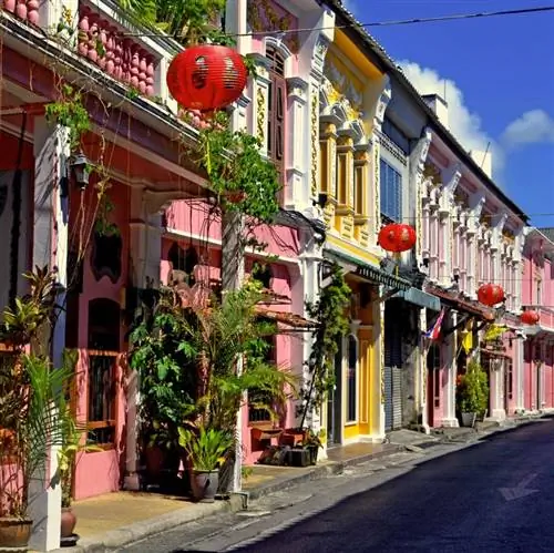 красочные здания выстроились вдоль улицы в Старом городе Пхукет, Таиланд