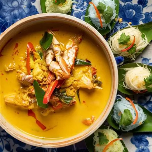 тарелка карри с желтым крабом выглядит аппетитно в ресторане Пхукета