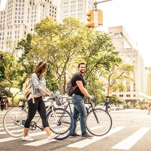 Пара велосипедистов в Нью-Йорке - пара влюбленных, осматривающих достопримечательности Манхэттена на велосипедах.