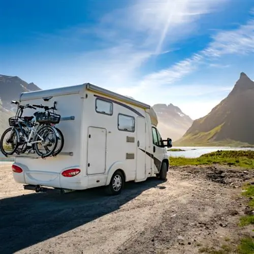 фургон припаркован в горном массиве