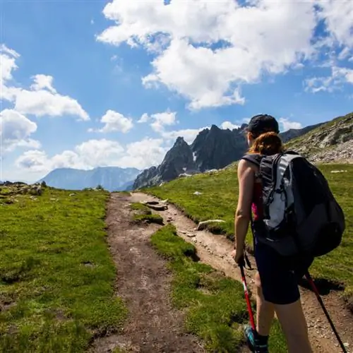 женщина в походе