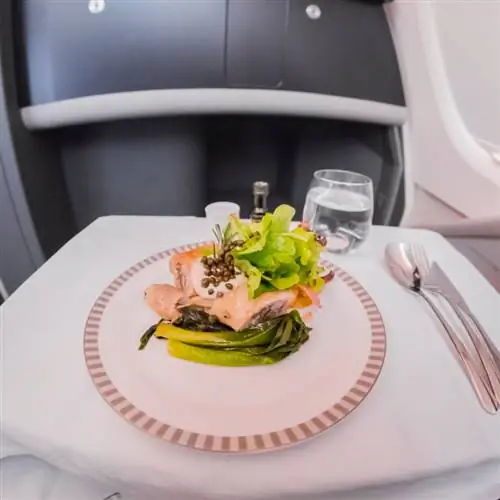 еда на подносе самолета